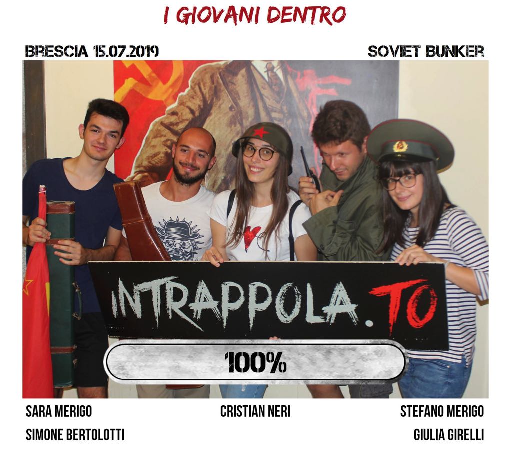 Il gruppo i giovani dentro è fuggito dalla nostra escape room Soviet Bunker